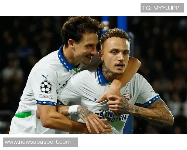 巴黎圣日耳曼球迷热烈庆祝李刚仁与阿什拉夫荣获大奖